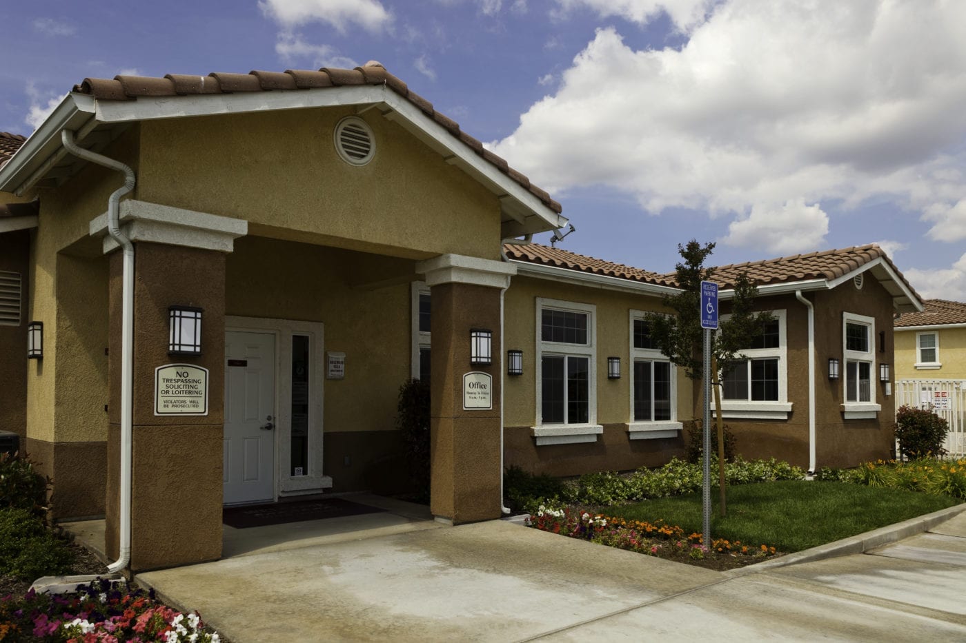 Rosewood Villas Apartments For Rent In Cutler Ca